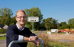 Kenneth Jensen i den nye Ådal i Frederikssund, med fiskesø og Ådalens Skole i baggrunden. Foto: Preben Gøttsche.